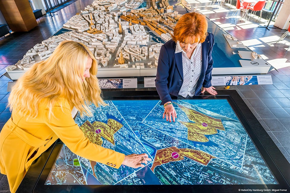 hafencity-hamburg-kesselhaus-interactive-signage-touchscreen-table-software-01-06.jpg