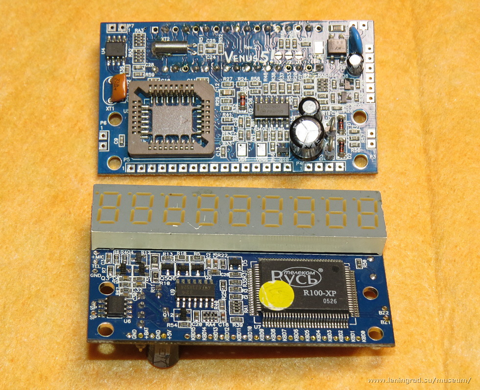 Плата с определителем номера на микроконтроллере R100-XP