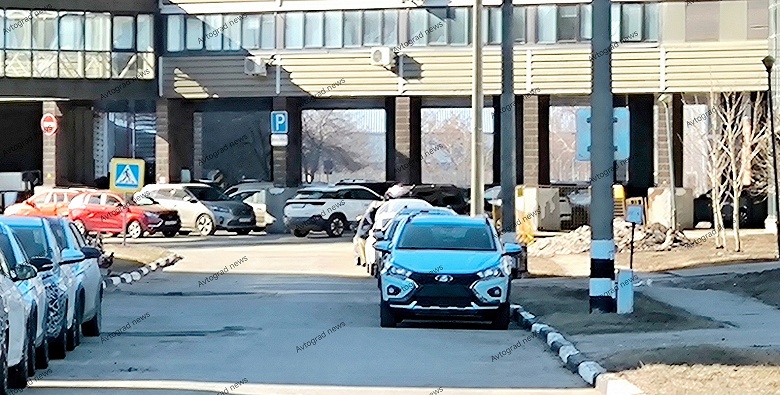 Это Lada Iskra или дорестайлинговая Lada Vesta? Живое фото новинки с нового ракурса демонстрирует неожиданное сходство