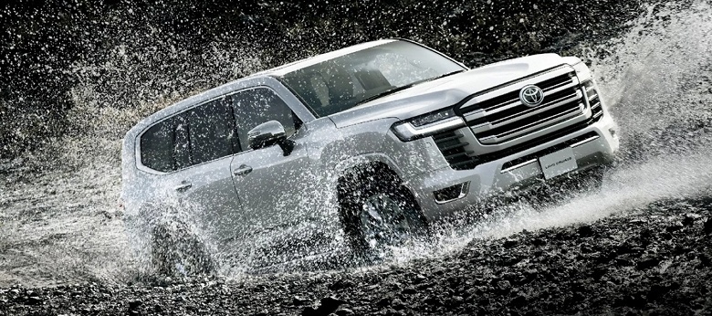Новый Toyota Land Cruiser 300, который гораздо сложнее угнать, показали внутри и снаружи