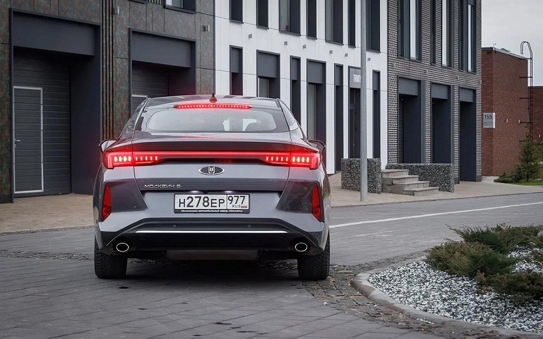 Подсчитано, во сколько обойдется содержание топового &laquo;Москвича 6&raquo; в Москве и Санкт-Петербурге