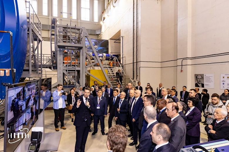 Российские ученые ждали это 19 лет: в ОИЯИ запустили ускоритель NICA, начался сеанс с охлаждением магнитов и Нуклотроном - 2 Российские ученые ждали это 19 лет: в ОИЯИ запустили ускоритель NICA, начался сеанс с охлаждением магнитов и Нуклотроном