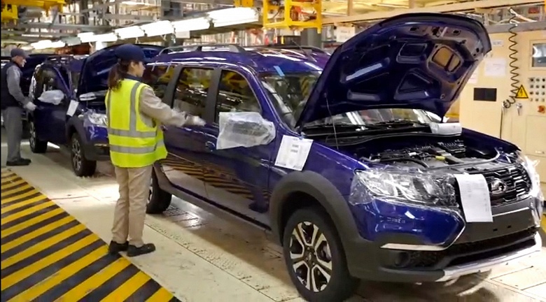 &laquo;Автомобили Lada Largus тоже становятся разноцветными&raquo;: &laquo;капитанские&raquo; &laquo;Ларгусы&raquo; показали на фото