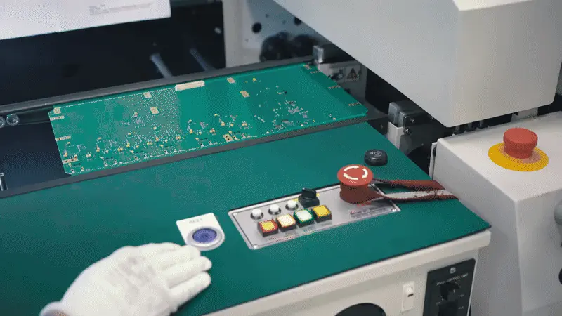 Не только на Тайване могут: как в Санкт-Петербурге собирают электронику для поездов и электростанций - 11