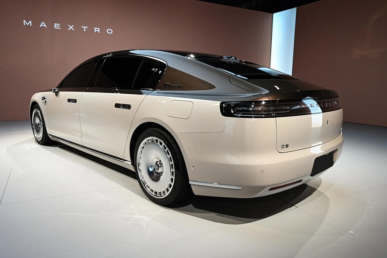 В России уже предлагают топовую замену Mercedes-Maybach S-Class мощностью 863 л.с. с крошечным радиусом разворота, которая пока не продаётся даже в Китае. Сколько просят за Maextro S800