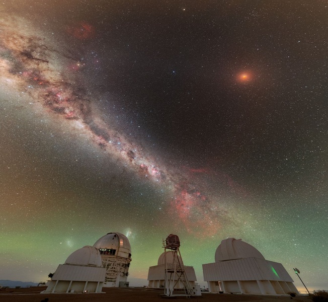 &laquo;Кровавая луна&raquo; над Серро-Тололо: опубликованы впечатляющие фото лунного затмения 14 марта 2025 года на фоне Млечного Пути