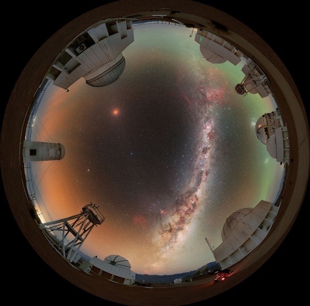 &laquo;Кровавая луна&raquo; над Серро-Тололо: опубликованы впечатляющие фото лунного затмения 14 марта 2025 года на фоне Млечного Пути