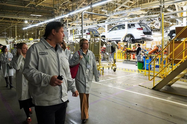 «Русский автомобиль»: на бывшем заводе Nissan устроили «спектакль» для СМИ, «машины без будущего» подвесили, чтобы сымитировать производство Xcite - 1 «Русский автомобиль»: на бывшем заводе Nissan устроили «спектакль» для СМИ, «машины без будущего» подвесили, чтобы сымитировать производство Xcite