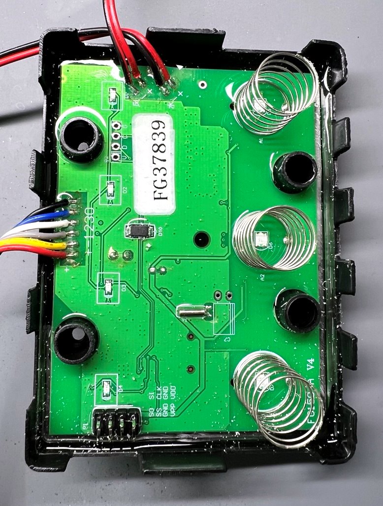Вот так она выглядит, полностью залита силиконом. На разъеме: + - 12V, - - земля, 1 - управление насосом, 2 - управление клапаном, 3 - активация контроля тока (перегруза) мотора, 0 - аналоговый сигнал перегруза. На нераспаянном разъеме программирования нужные нам +3,3 вольта (V) и земля (G).