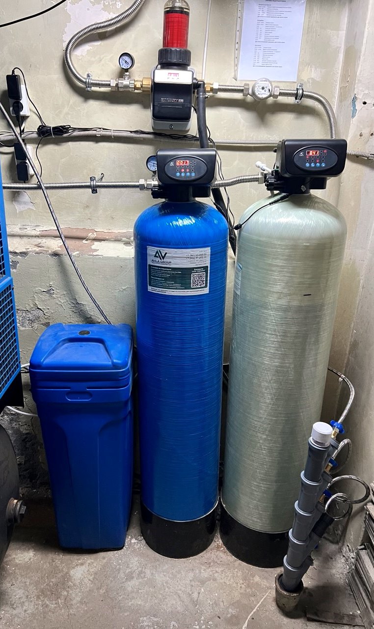 Оксидайзер размером 1354: внизу 25кг Сорбент МС, выше 50кг Сорбент АС. Умягчитель размером 1252: 50кг Ecomix P. Солевой бак выставлен поплавком на заполнение водой примерно на треть.