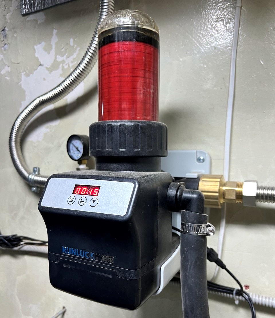 Механический фильтр. После прохода заданного количества воды промывается сам. Красные фильтрующие диски разжимаются, затем раскручиваются с большой скоростью, и вся грязь улетает в канализацию.