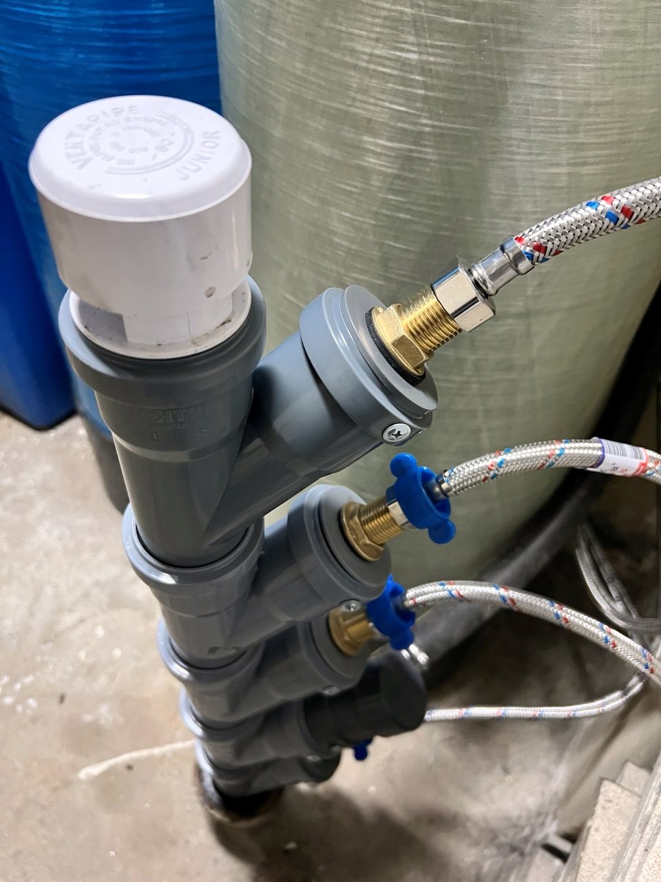 Организация канализации. Один из этих выходов, кстати, от системы увлажнения воздуха.