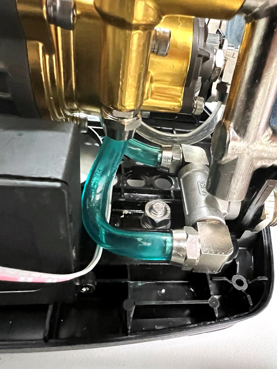 Добавлен тройник, на переднем плане трубка сброса излишнего давления насоса, на заднем - сброс обратки с клапана.