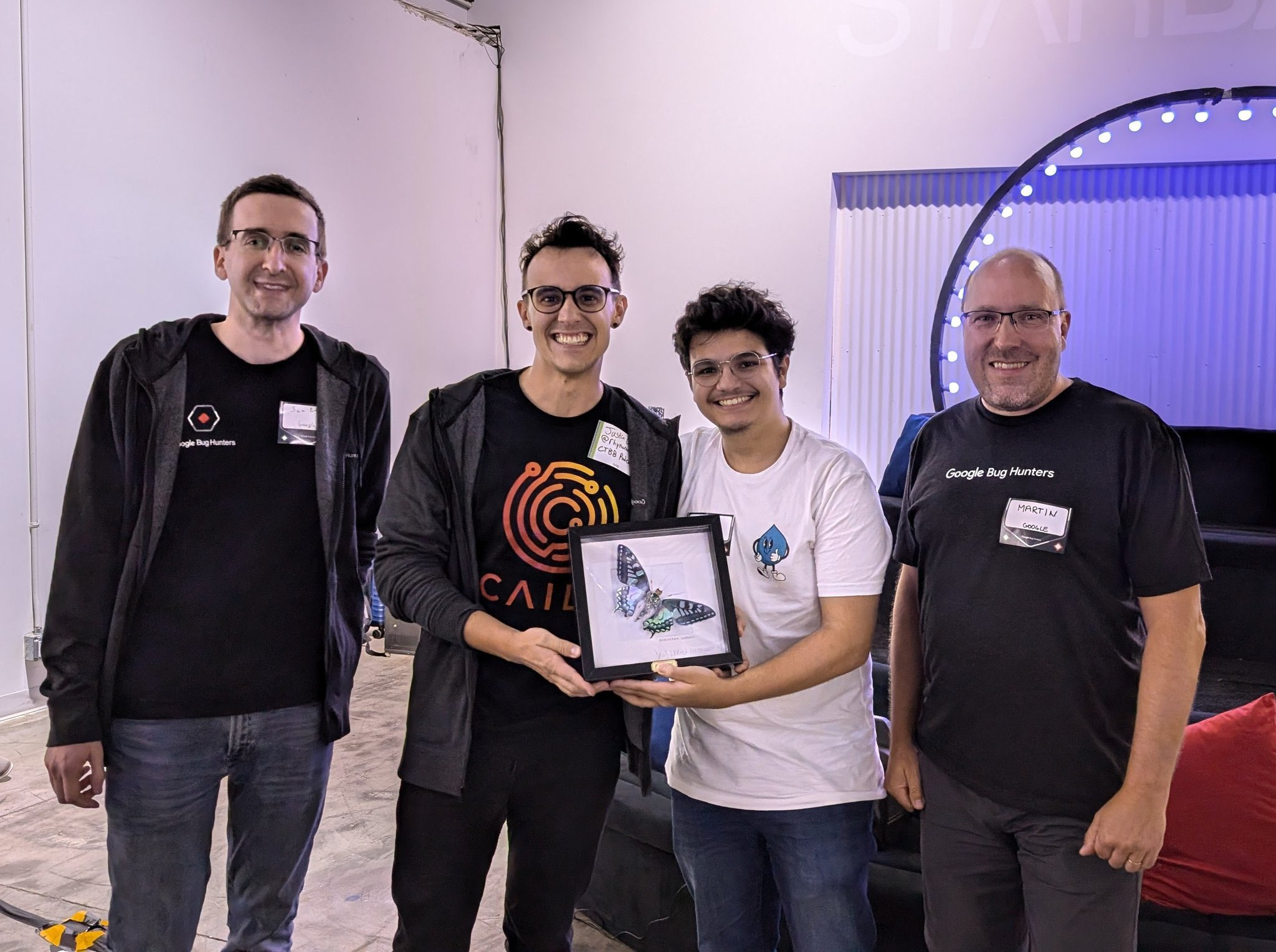 Снимок сделан вместе с нашей наградой MVH и двумя потрясающими гуглерами <3