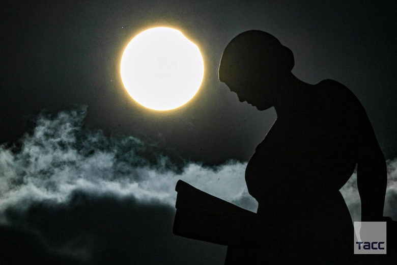 Россияне 29 марта увидели частное затмение Солнца &mdash; фото