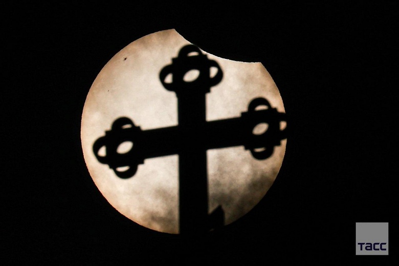 Россияне 29 марта увидели частное затмение Солнца &mdash; фото