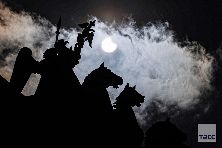 Россияне 29 марта увидели частное затмение Солнца &mdash; фото