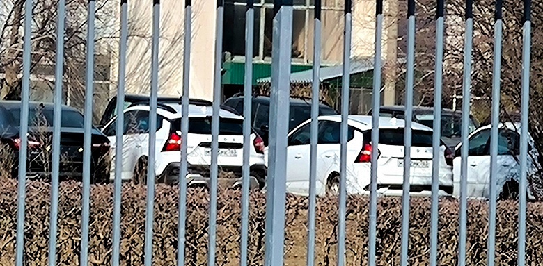 Lada Iskra в белом, Lada Granta &mdash; в вишнёвом, а Lada Niva Sport &mdash; в потоке. Новинки АвтоВАЗа засняли на дорогах и на стоянках