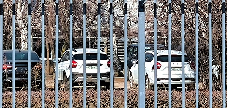 Lada Iskra в белом, Lada Granta &mdash; в вишнёвом, а Lada Niva Sport &mdash; в потоке. Новинки АвтоВАЗа засняли на дорогах и на стоянках