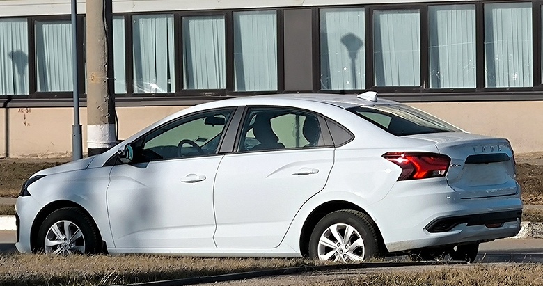 Lada Iskra в белом, Lada Granta &mdash; в вишнёвом, а Lada Niva Sport &mdash; в потоке. Новинки АвтоВАЗа засняли на дорогах и на стоянках