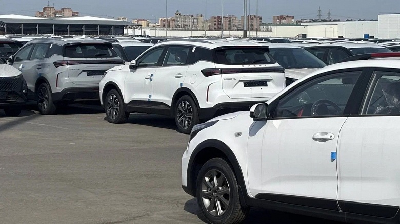 Много Kia Rio российской сборки и новых Chery Tiggo 7L обнаружилось на стоянке бывшего российского завода General Motors