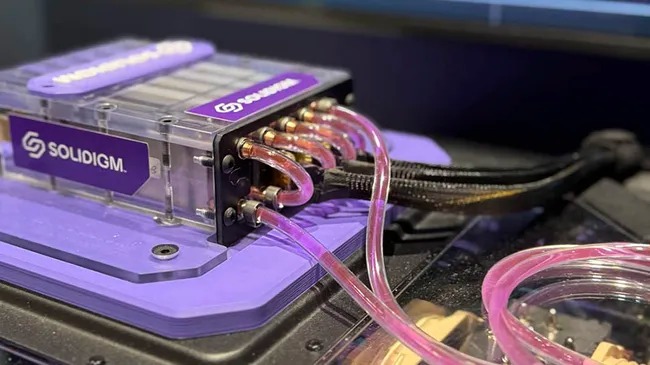 Фиолетовые SSD против мегаваттного нагрева: Solidigm представила SSD, которые охлаждаются без единой капли внутри