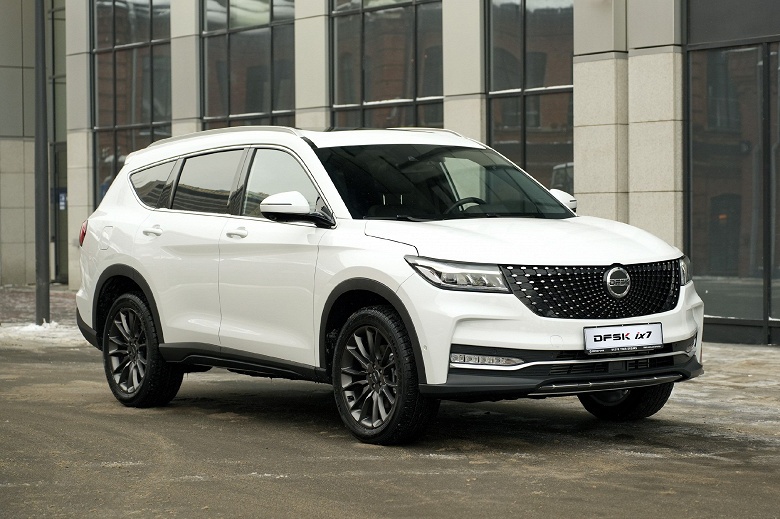 Дешёвые одноклассники Hyundai Santa Fe и Hyundai Creta в России стали гораздо доступнее. Названы новые цены на автомобили китайского бренда Dongfeng