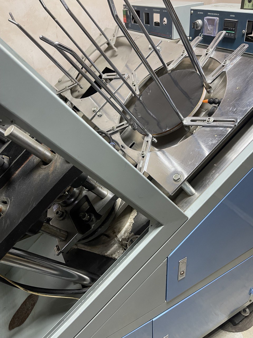 Машина автоматически подает заготовку в пресс-форму, прессует ее под высокой температурой и давлением, формирует готовую тарелку нужной формы. Качество формовки тарелки зависит от температуры и давления.