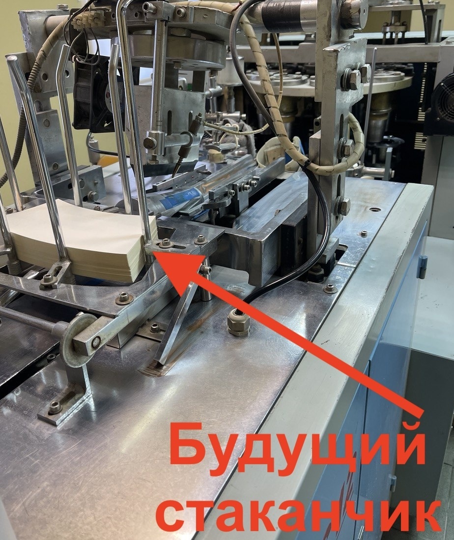 Машина автоматически сворачивает заготовку в цилиндрическую форму, проклеивает шов, приклеивает донышко к основе.