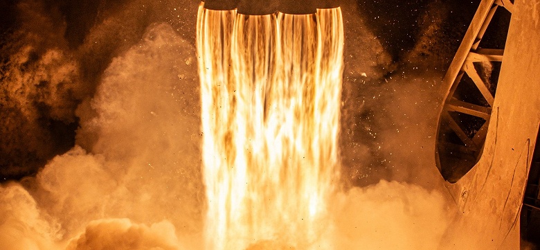 Этот Super Heavy уже был в космосе, а теперь им собираются пожертвовать. Ускоритель установили на стартовый стол и включили двигатели - 1 Этот Super Heavy уже был в космосе, а теперь им собираются пожертвовать. Ускоритель установили на стартовый стол и включили двигатели