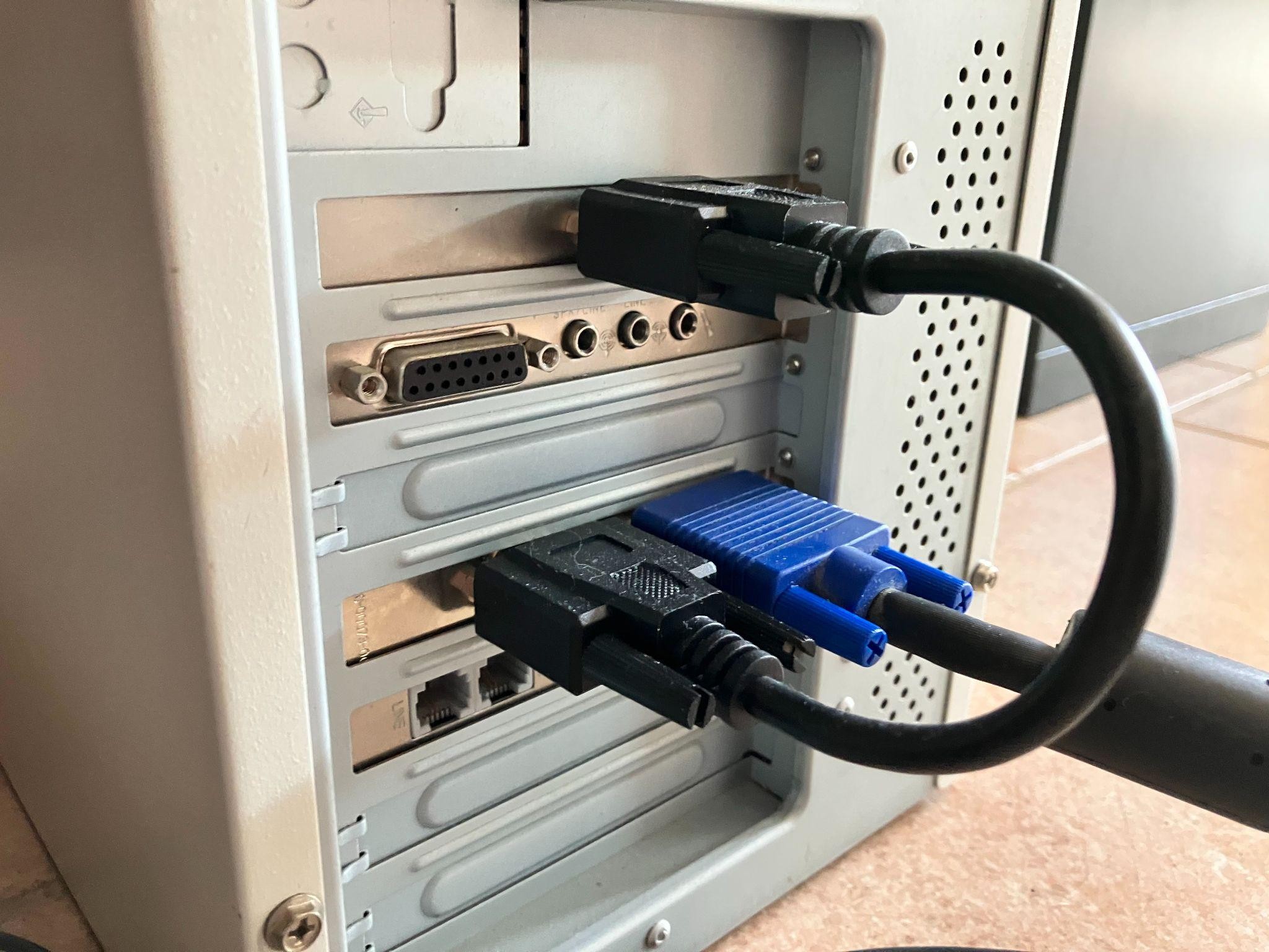 Сверху SiS 6326, снизу 3Dfx Voodoo 2