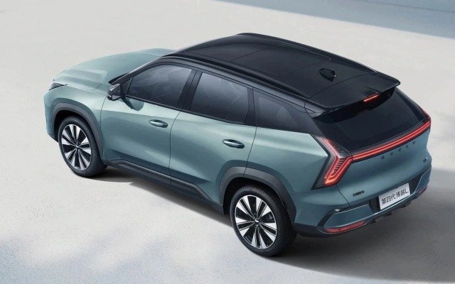 Совершенно новый, сильно &laquo;поправившийся&raquo; Geely Atlas 2025 с нотками Monjaro показали целиком внутри и снаружи