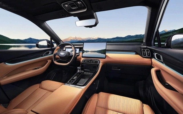 Совершенно новый, сильно &laquo;поправившийся&raquo; Geely Atlas 2025 с нотками Monjaro показали целиком внутри и снаружи