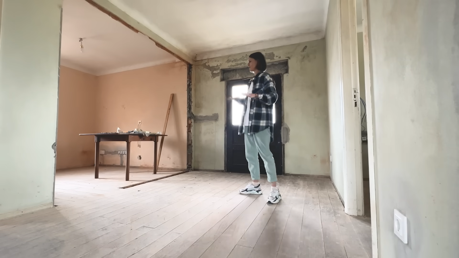 На месте стола теперь — гостиная. Но это я покажу позже.