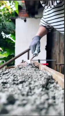 Несмотря на отсутствие опыта, я разошлась так, что заделала все дыры в кирпичах.