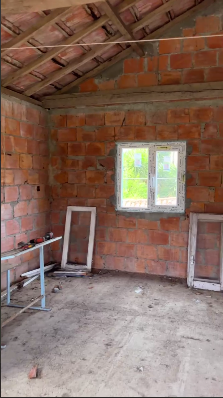 Так выглядит мансарда. Здесь пока поставила пластиковые окна. Это открытое пространство с отдельным входом, которое можно превратить в гостевую студию или сдавать через Airbnb.