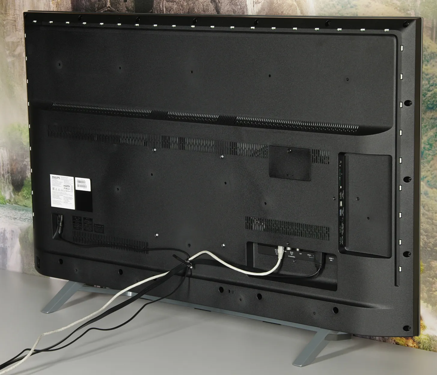 Это не топовый телик Philips, поэтому снизу у него нет подсветки