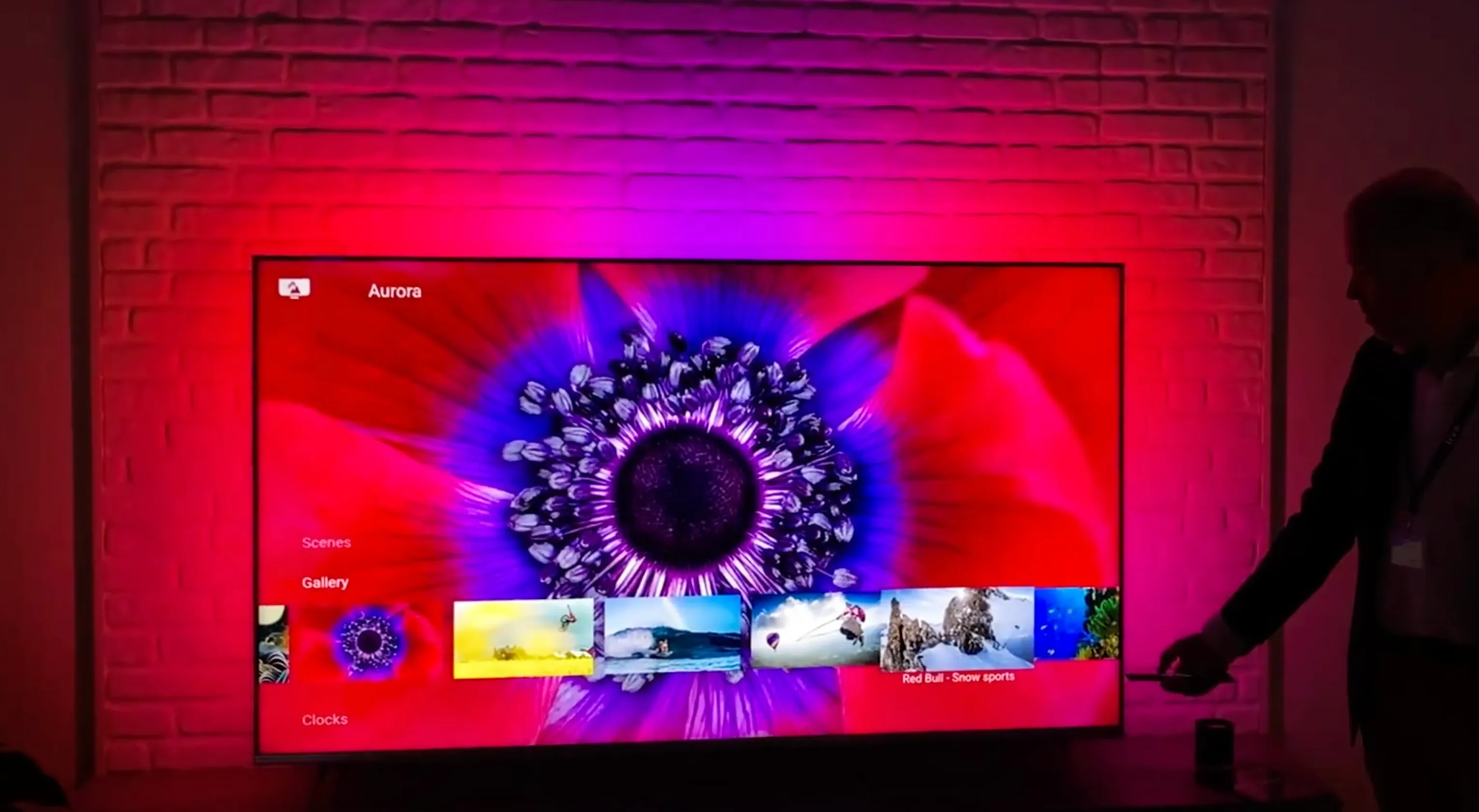 Ambilight делает так, что изображение продолжается на стене