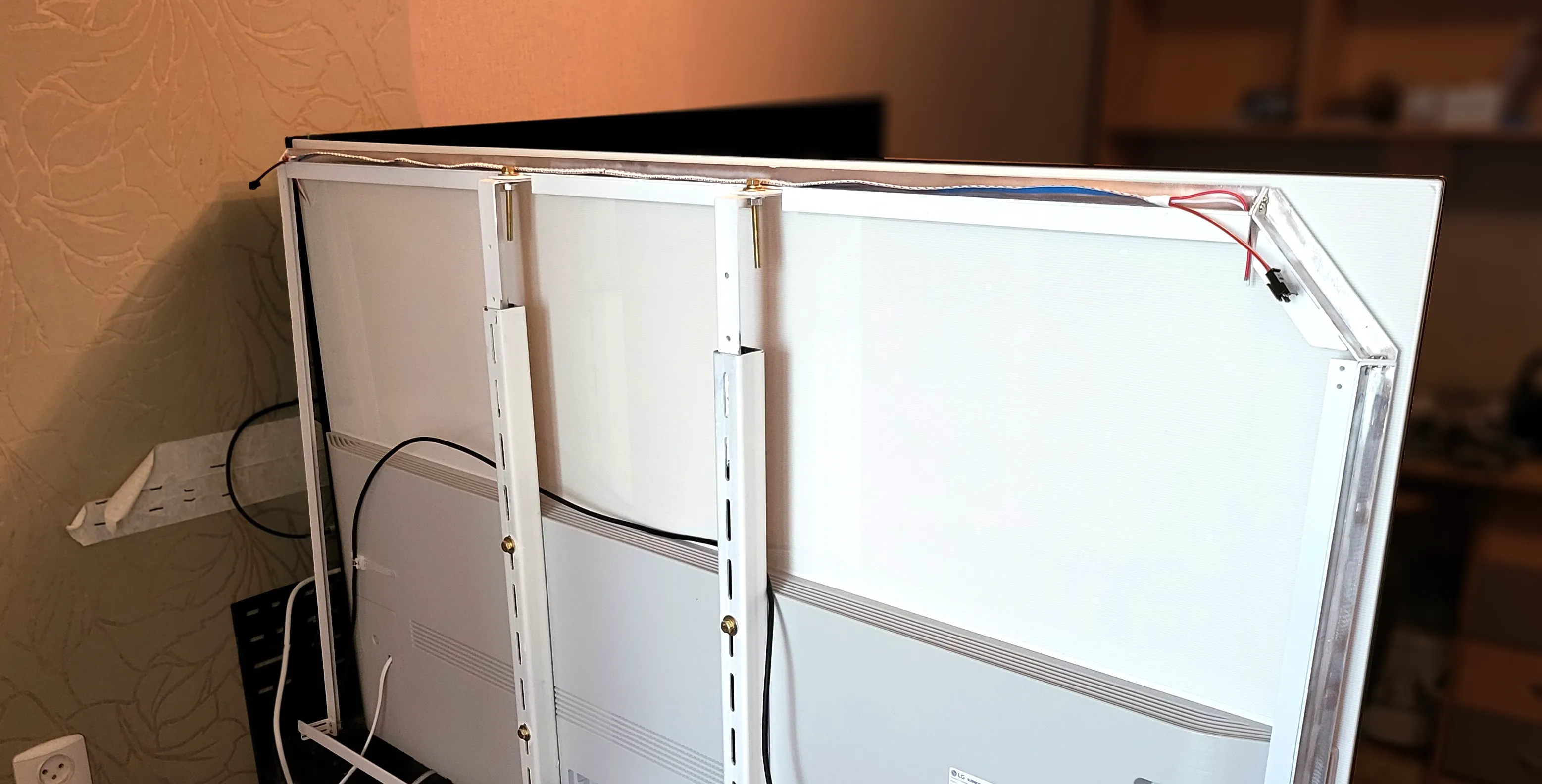 Рама подсветки прикреплена к первой версии кронштейна