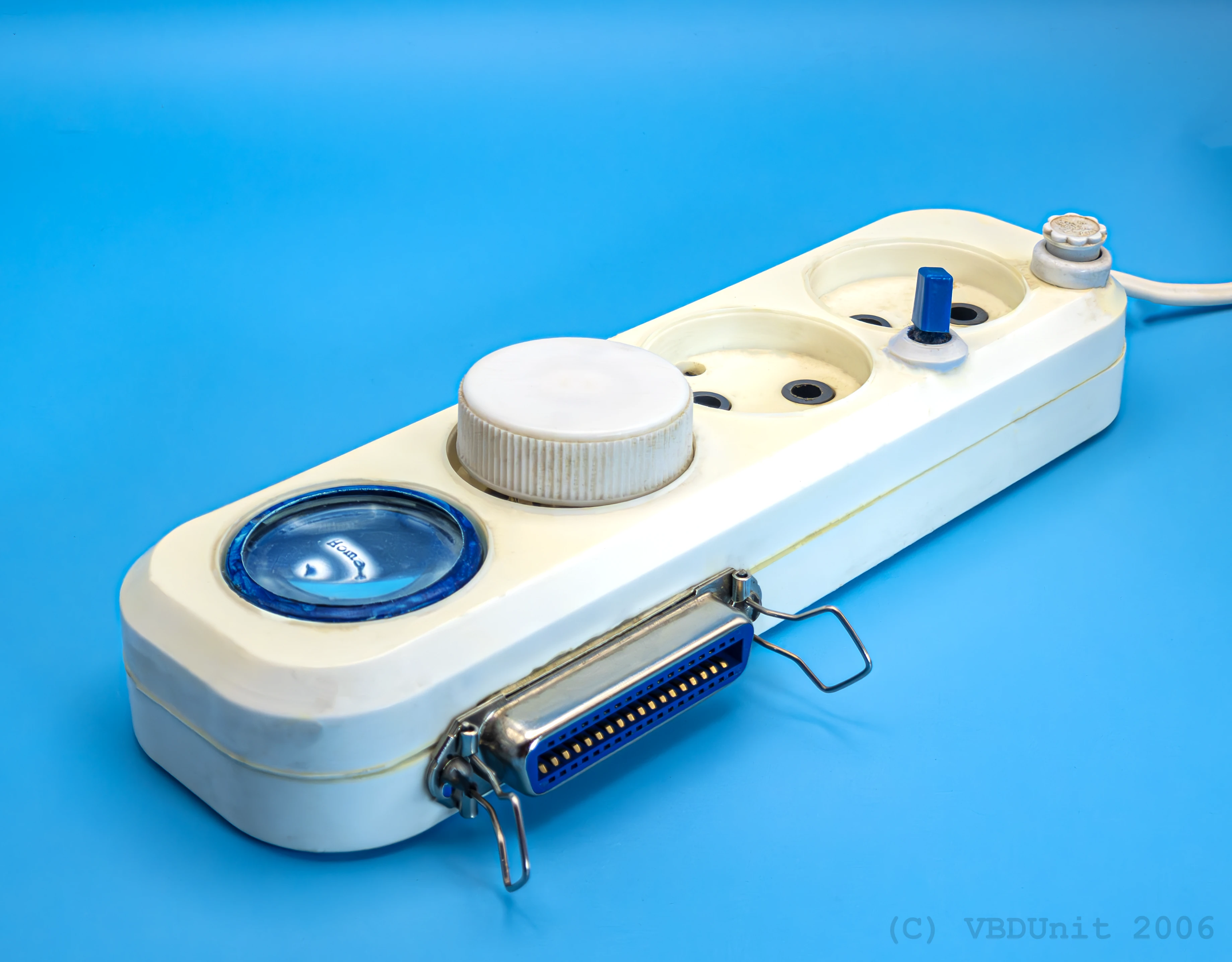 Раньше для подключения принтеров использовали большой синий разъём LPT - именно он задействован для соединения устройства с компом