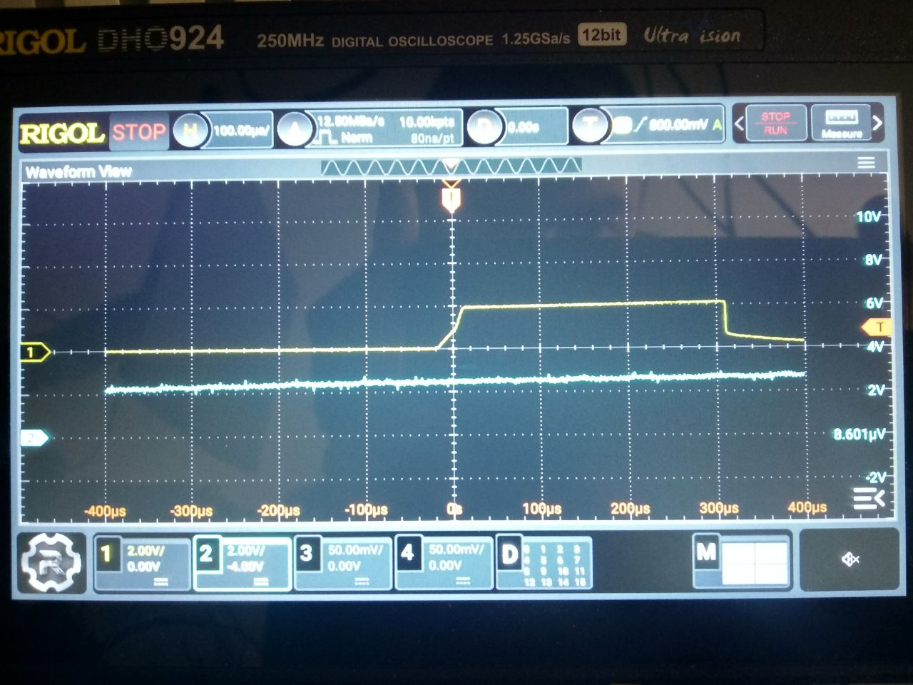 Желтый канал - паразитный импульс на выходе SG3525, синий - питание.