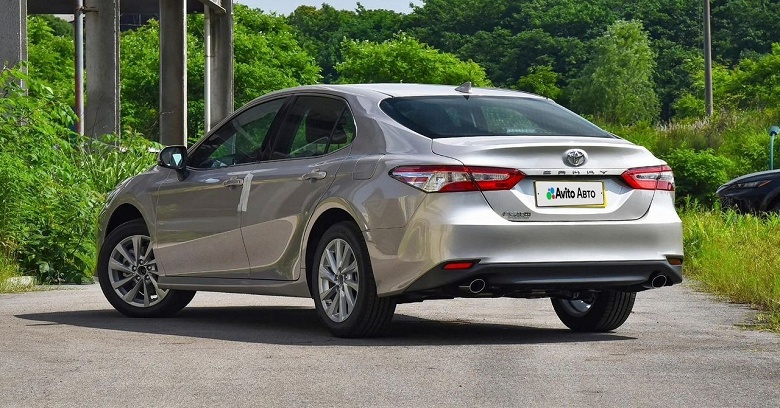 Новая Toyota Camry 2025 с расходом 5,7 л на 100 км &mdash; недорого. В России ещё можно купить популярный седан в старом кузове