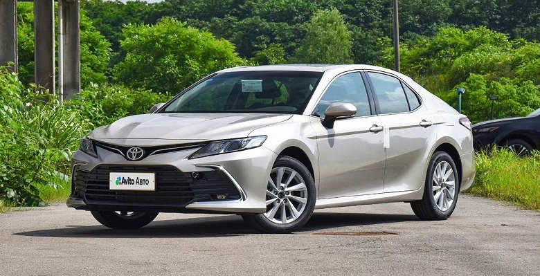 Новая Toyota Camry 2025 с расходом 5,7 л на 100 км &mdash; недорого. В России ещё можно купить популярный седан в старом кузове