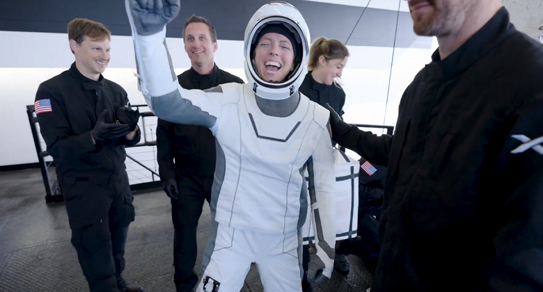 Появились эффектные кадры эвакуации исторический миссии SpaceX Fram2. Корабль Dragon завершил 50-й полёт