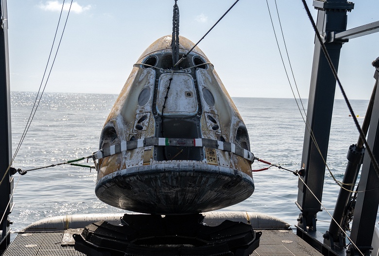 Появились эффектные кадры эвакуации исторический миссии SpaceX Fram2. Корабль Dragon завершил 50-й полёт