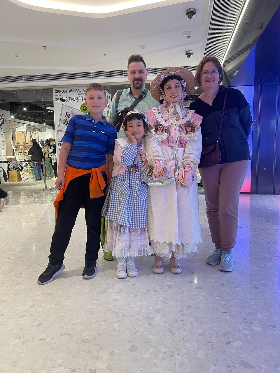 В центре — просто прохожие