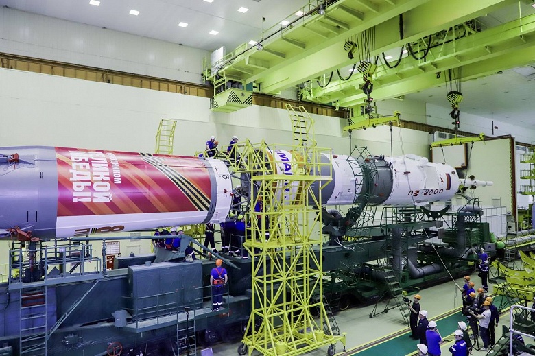 «Союз МС-27» на старте: Ракета «Союз-2.1а» установлена на Байконуре для запуска экипажа на МКС 8 апреля - 1 «Союз МС-27» на старте: Ракета «Союз-2.1а» установлена на Байконуре для запуска экипажа на МКС 8 апреля