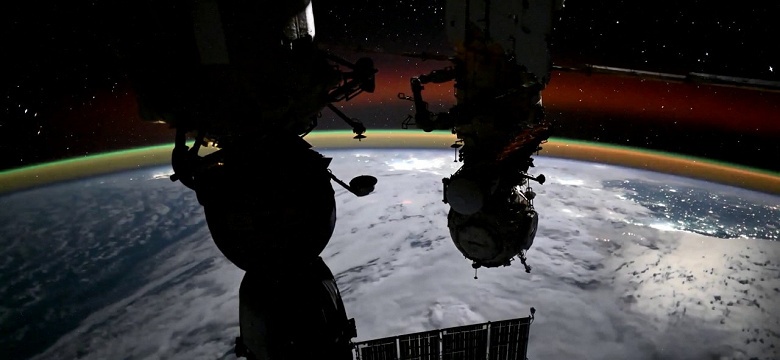 Уникальные кадры с МКС: космонавт Иван Вагнер показал полярное сияние над южными широтами - 4 Уникальные кадры с МКС: космонавт Иван Вагнер показал полярное сияние над южными широтами