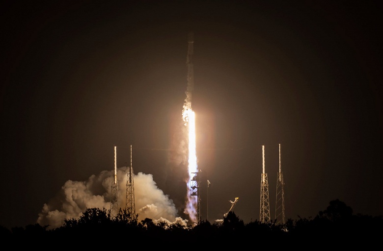 Ночной старт Falcon 9: SpaceX успешно вывела на орбиту очередную партию спутников Starlink &mdash; первая ступень отработала уже 19 раз