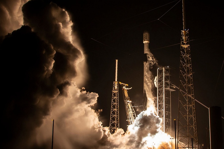 Ночной старт Falcon 9: SpaceX успешно вывела на орбиту очередную партию спутников Starlink &mdash; первая ступень отработала уже 19 раз